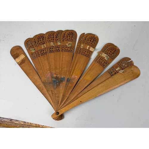 238 - A GROUP OF VINTAGE AND ANTIQUE FANS TO INCLUDE CHINESE