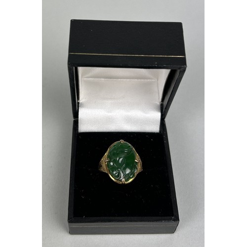 172B - A CHINESE 14CT GOLD RING SET WITH JADE BEZEL

Weight: 4.1gms