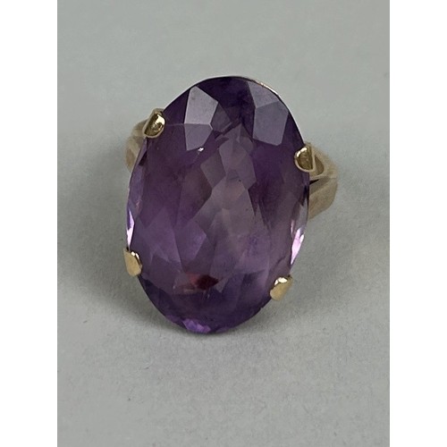 172C - A CHINESE GOLD RING SET WITH PURPLE STONE

Weight: 10.5gms