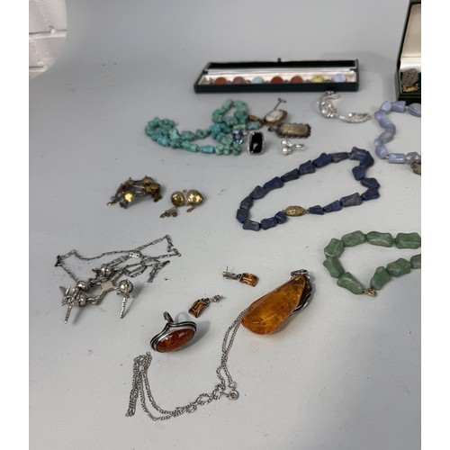 172I - A LARGE COLLECTION OF JEWELLERY TO INCLUDE SILVER, AMBER (QTY