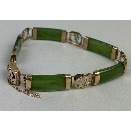 172D - A CHINESE GOLD AND JADE BRACELET

Weight: 12.6gms