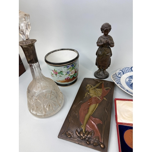 204 - A MIXED LOT TO INCLUDE PAPER WEIGHT, SILVER CIGARETTE CASE, DECANTER, METAL FIGURE MARKED MOREAU, PA... 