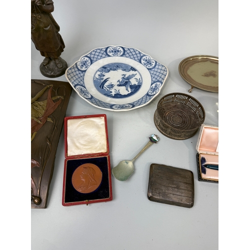 204 - A MIXED LOT TO INCLUDE PAPER WEIGHT, SILVER CIGARETTE CASE, DECANTER, METAL FIGURE MARKED MOREAU, PA... 