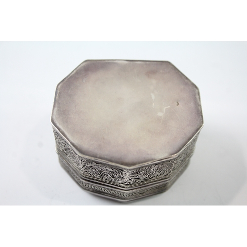 211 - AN ANTIQUE .800 SILVER SCROLLING LEAF DESIGN TRINKET BOX
Weight: 91gms