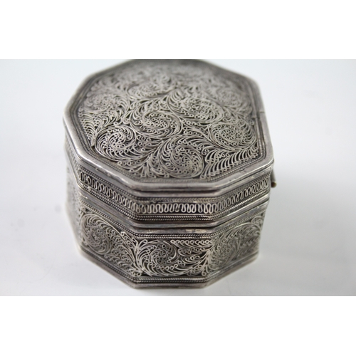 211 - AN ANTIQUE .800 SILVER SCROLLING LEAF DESIGN TRINKET BOX
Weight: 91gms