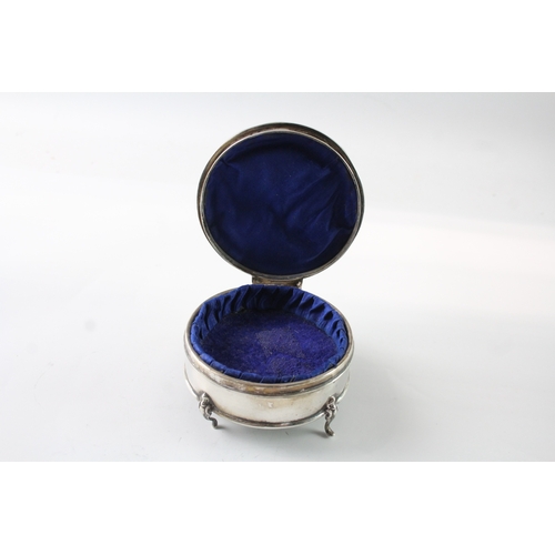 220 - AN ANTIQUE BIRMINGHAM STERLING SILVER WEIGHTED JEWELLERY BOX
Weight: 235gms
By Henry Matthews.... 