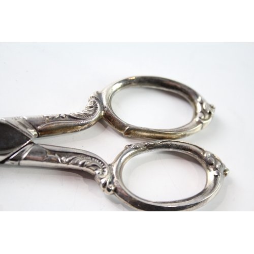 250 - A PAIR OF VINTAGE .925 STERLING SILVER HANDLES SCISSORS
Weight: 87gms