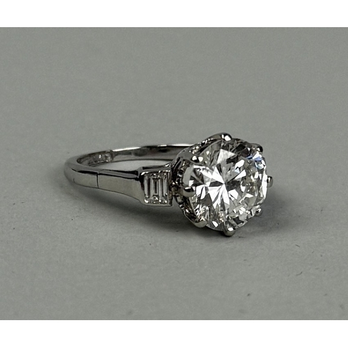 316 - A 2.8CT ROUND BRILLIANT CUT DIAMOND RING WITH TWO BAGUETTE CUT DIAMOND SHOULDERS SET IN PLATINUM

Eu... 