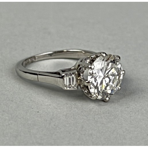 316 - A 2.8CT ROUND BRILLIANT CUT DIAMOND RING WITH TWO BAGUETTE CUT DIAMOND SHOULDERS SET IN PLATINUM

Eu... 