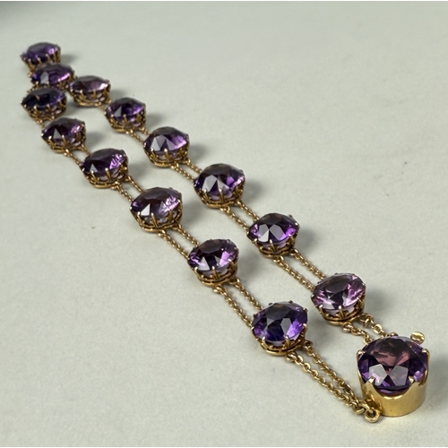 321 - AN ANTIQUE GRADUATED AMETHYST NECKLACE SET IN HIGH CARAT GOLD
Weight: 36.4gms
42cm L... 