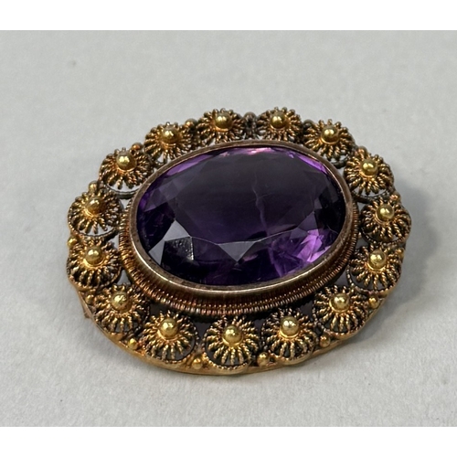 330 - AN ANTIQUE AMETHYST AND HIGH CARAT GOLD BROOCH
Weight: 8.1gms