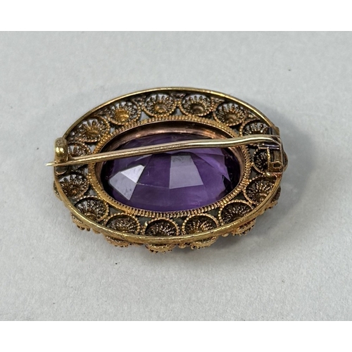 330 - AN ANTIQUE AMETHYST AND HIGH CARAT GOLD BROOCH
Weight: 8.1gms