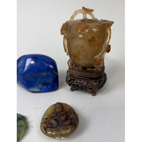 75 - CHINESE ITEMS TO INCLUDE A JADE SNUFF BOTTLE WITH NEPHRITE JADE STOPPER, A LAPIS LAZULI BOULDER, AGA... 