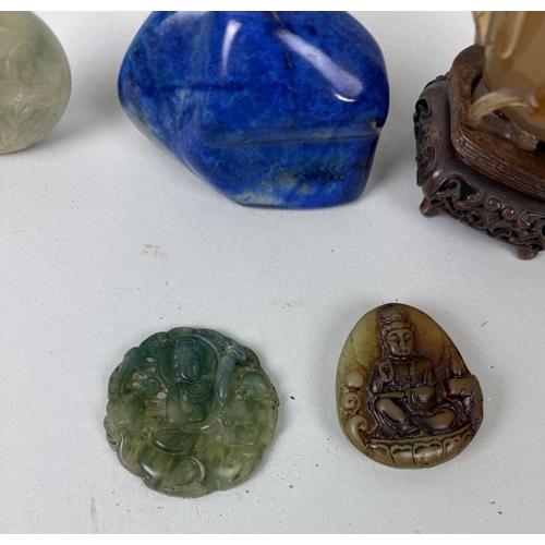 75 - CHINESE ITEMS TO INCLUDE A JADE SNUFF BOTTLE WITH NEPHRITE JADE STOPPER, A LAPIS LAZULI BOULDER, AGA... 