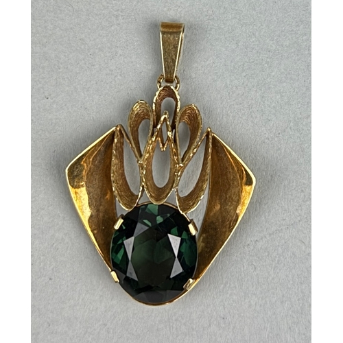 330C - A 14CT GOLD PENDANT SET WITH A LARGE GREEN STONE

Weight: 7.4gms