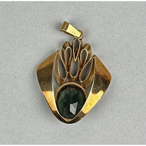 330C - A 14CT GOLD PENDANT SET WITH A LARGE GREEN STONE

Weight: 7.4gms