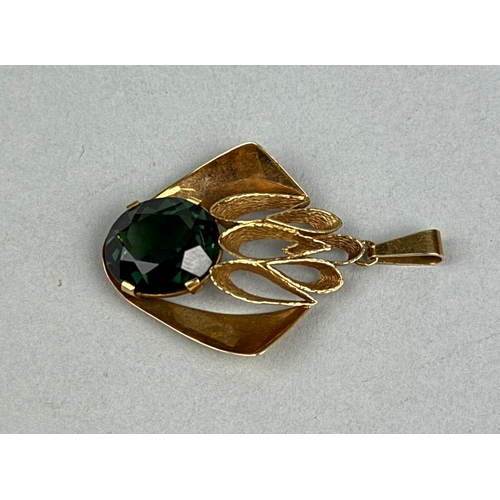 330C - A 14CT GOLD PENDANT SET WITH A LARGE GREEN STONE

Weight: 7.4gms