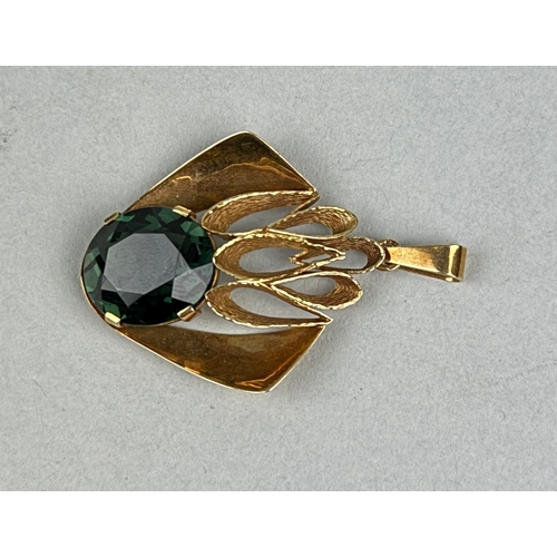 330C - A 14CT GOLD PENDANT SET WITH A LARGE GREEN STONE

Weight: 7.4gms