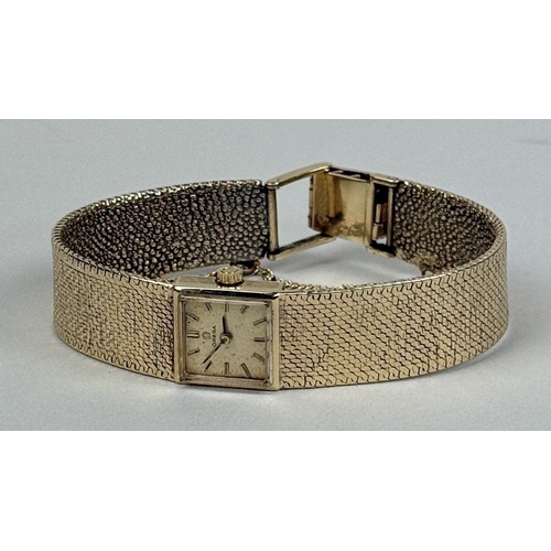 10 - A LADIES 9CT GOLD OMEGA WRIST WATCH WITH GOLD BRACELET AND SAFETY CHAIN
Manual winding, full working... 