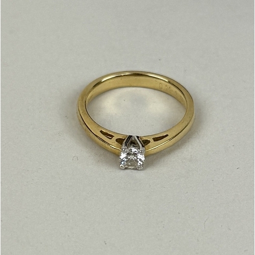 19 - AN 18CT GOLD DIAMOND SOLITAIRE RING
Weight: 4.15gms
Size M
Together with a certificate.... 