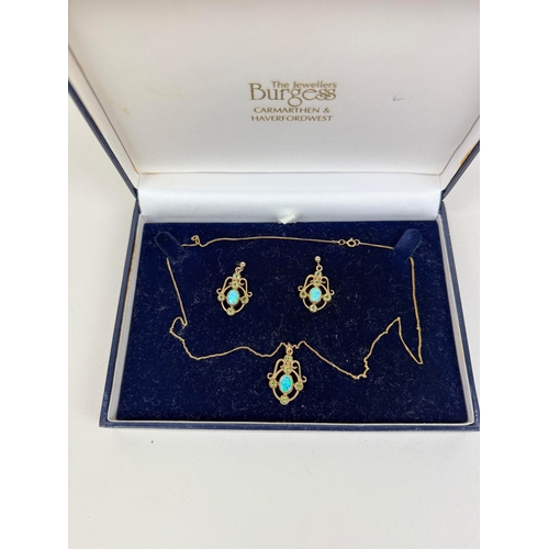 21 - A 9CT GOLD AND OPAL NECKLACE AND EARRING SET WITH GREEN STONES
Total weight: 6.8gms
 ... 
