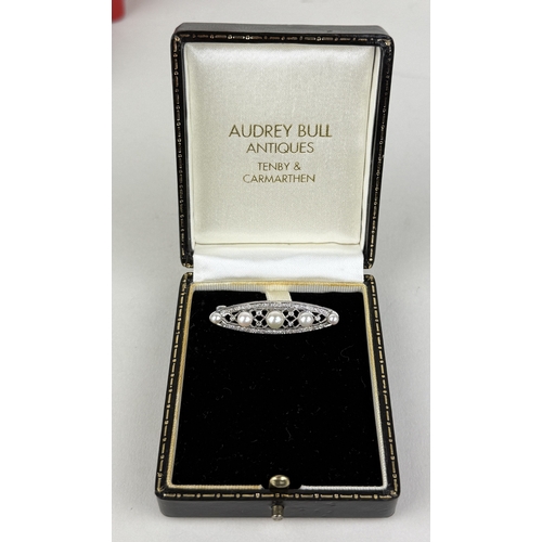 34 - A 9CT WHITE GOLD BROOCH SET WITH SPLIT PEARLS AND DIAMONDS
Weight: 4.7gms