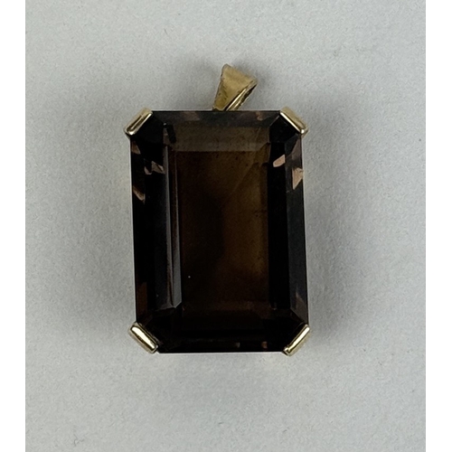 39 - AN EMERALD CUT SMOKY QUARTZ PENDANT IN 9CT GOLD
Weight: 7.5gms