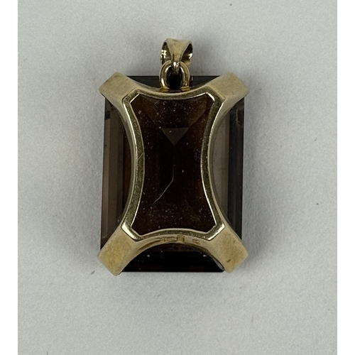 39 - AN EMERALD CUT SMOKY QUARTZ PENDANT IN 9CT GOLD
Weight: 7.5gms