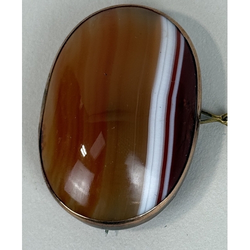 46 - AN AGATE BROOCH, 9CT GOLD