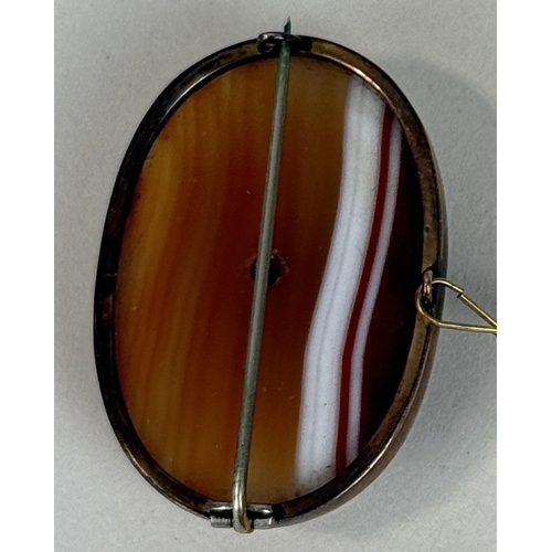 46 - AN AGATE BROOCH, 9CT GOLD
