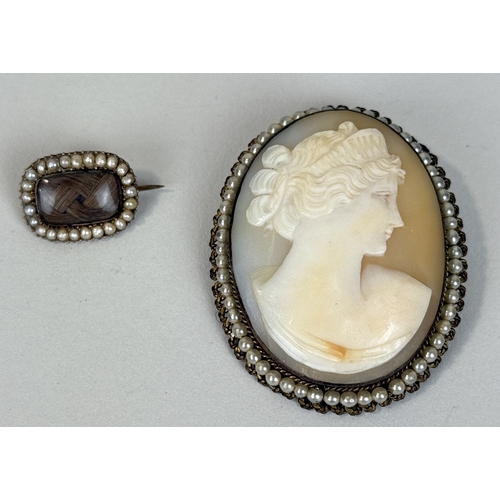 55 - JEWELLERY TO INCLUDE A 19TH CENTURY GOLD MOURNING BROOCH WITH HAIR, SHELL CARVED CAMEO, PEARL EARRIN... 