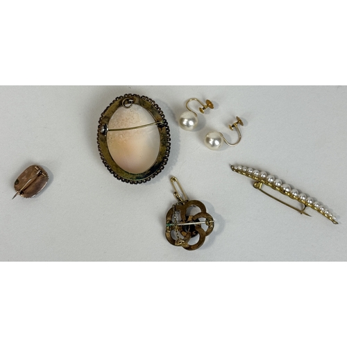 55 - JEWELLERY TO INCLUDE A 19TH CENTURY GOLD MOURNING BROOCH WITH HAIR, SHELL CARVED CAMEO, PEARL EARRIN... 