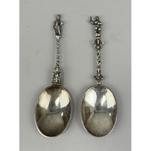 122 - A PAIR OF SILVER VICTORIAN APOSTLE SPOONS
Marked 'DWJW'
Total weight: 137 gms
19 cm L... 