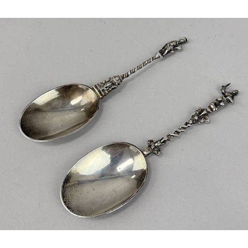 122 - A PAIR OF SILVER VICTORIAN APOSTLE SPOONS
Marked 'DWJW'
Total weight: 137 gms
19 cm L... 
