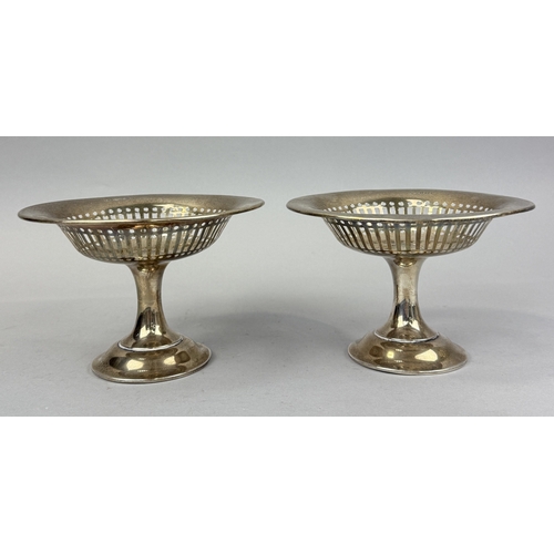 125 - OLLIVANT AND BOTSFORD, MANCHESTER: A PAIR OF RETICULATED SILVER PEDESTAL DISHES
15cm x 10cm each.
 ... 