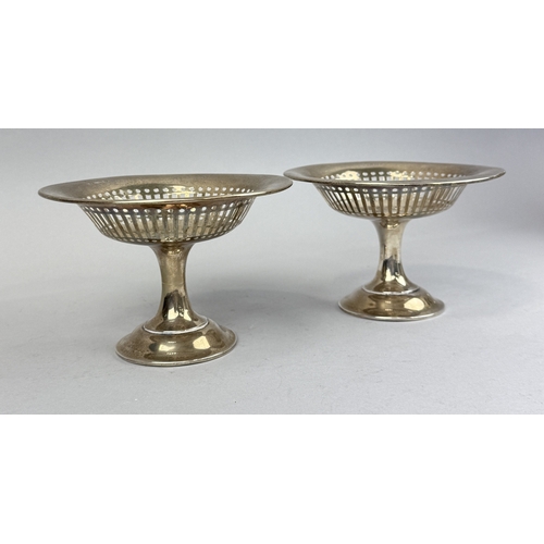 125 - OLLIVANT AND BOTSFORD, MANCHESTER: A PAIR OF RETICULATED SILVER PEDESTAL DISHES
15cm x 10cm each.
 ... 