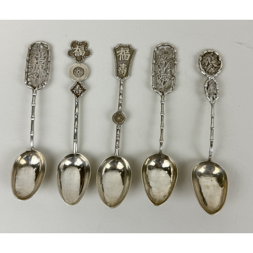 128 - A GROUP OF FIVE CHINESE SILVER SPOONS WITH BAMBOO HANDLES/CHINESE SYMBOLS
Weight: 64gms... 
