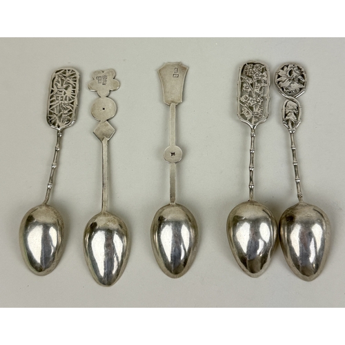 128 - A GROUP OF FIVE CHINESE SILVER SPOONS WITH BAMBOO HANDLES/CHINESE SYMBOLS
Weight: 64gms... 