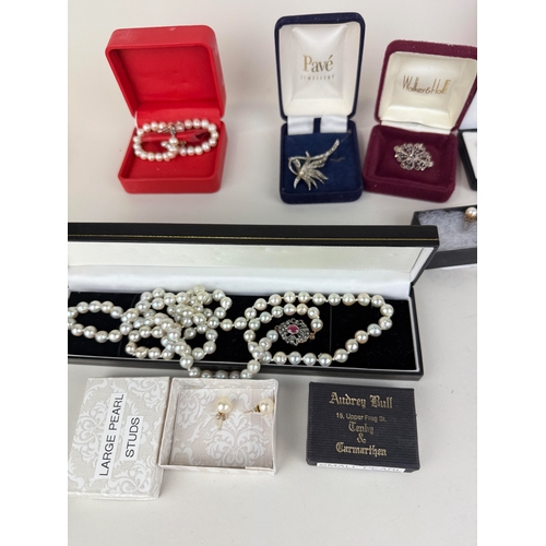 130 - A GROUP OF PEARL JEWELLERY AND SILVER BROOCHES TO INCLUDE NECKLACE, EARRINGS, CHINESE BRACELET
 
 ... 
