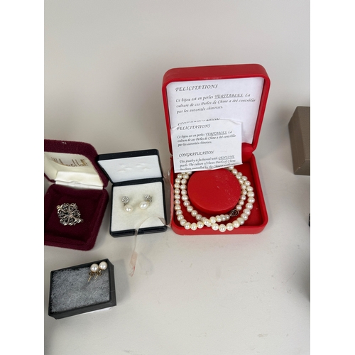130 - A GROUP OF PEARL JEWELLERY AND SILVER BROOCHES TO INCLUDE NECKLACE, EARRINGS, CHINESE BRACELET
 
 ... 