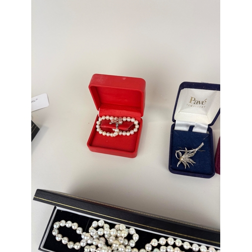 130 - A GROUP OF PEARL JEWELLERY AND SILVER BROOCHES TO INCLUDE NECKLACE, EARRINGS, CHINESE BRACELET
 
 ... 