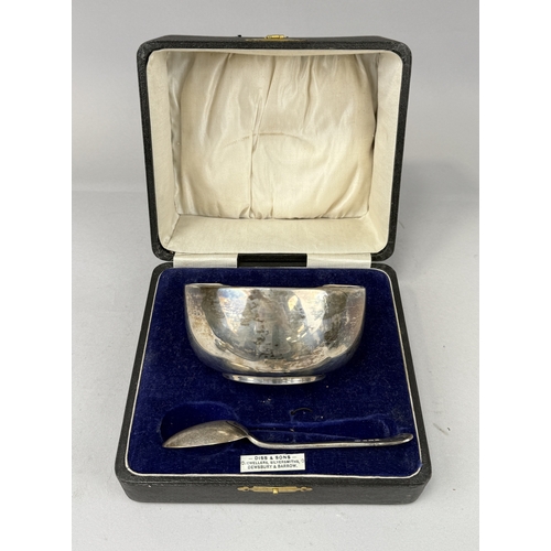135 - A SILVER CUP AND SPOON BY DISS AND SONS, DEWSBURY AND BARROW, IN ORIGINAL BOX
Total silver weight: 1... 