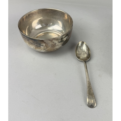 135 - A SILVER CUP AND SPOON BY DISS AND SONS, DEWSBURY AND BARROW, IN ORIGINAL BOX
Total silver weight: 1... 