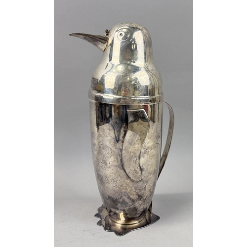139 - A SILVER PLATED NOVELTY COCKTAIL SHAKER IN THE FORM OF A PENGUIN
31cm H
Part of beak missing.
 ... 
