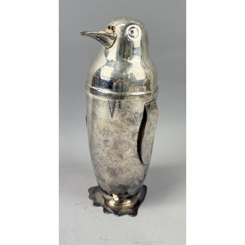 139 - A SILVER PLATED NOVELTY COCKTAIL SHAKER IN THE FORM OF A PENGUIN
31cm H
Part of beak missing.
 ... 