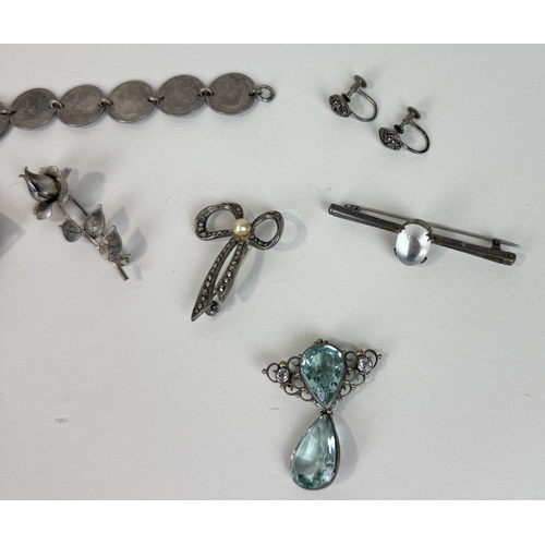 142 - A COLLECTION OF SILVER JEWELLERY TO INCLUDE AMBER, BLUE STONES,SCOTTISH, MOONSTONE, THREEPENNY VICTO... 
