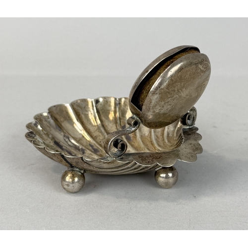 144 - AN ANTIQUE SILVER SALT WITH COAT OF ARMS 'SERVE AND OBEY'
Weight: 113gms
11cm L