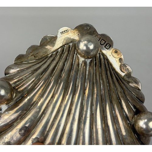 144 - AN ANTIQUE SILVER SALT WITH COAT OF ARMS 'SERVE AND OBEY'
Weight: 113gms
11cm L