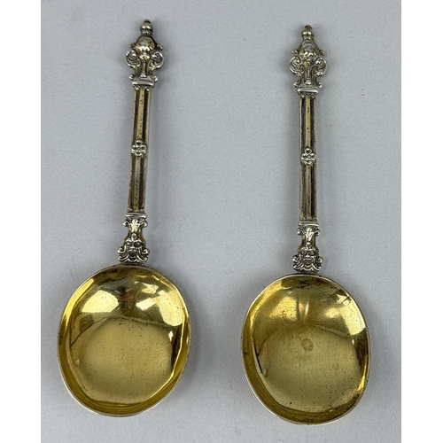 148 - A PAIR OF ANTIQUE SILVER AND GILT SPOONS NUMBERED TO VERSO 73
Total weight: 100 gms
17 cm L... 
