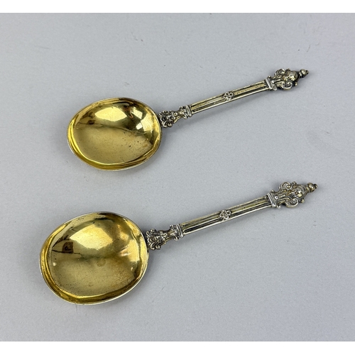148 - A PAIR OF ANTIQUE SILVER AND GILT SPOONS NUMBERED TO VERSO 73
Total weight: 100 gms
17 cm L... 